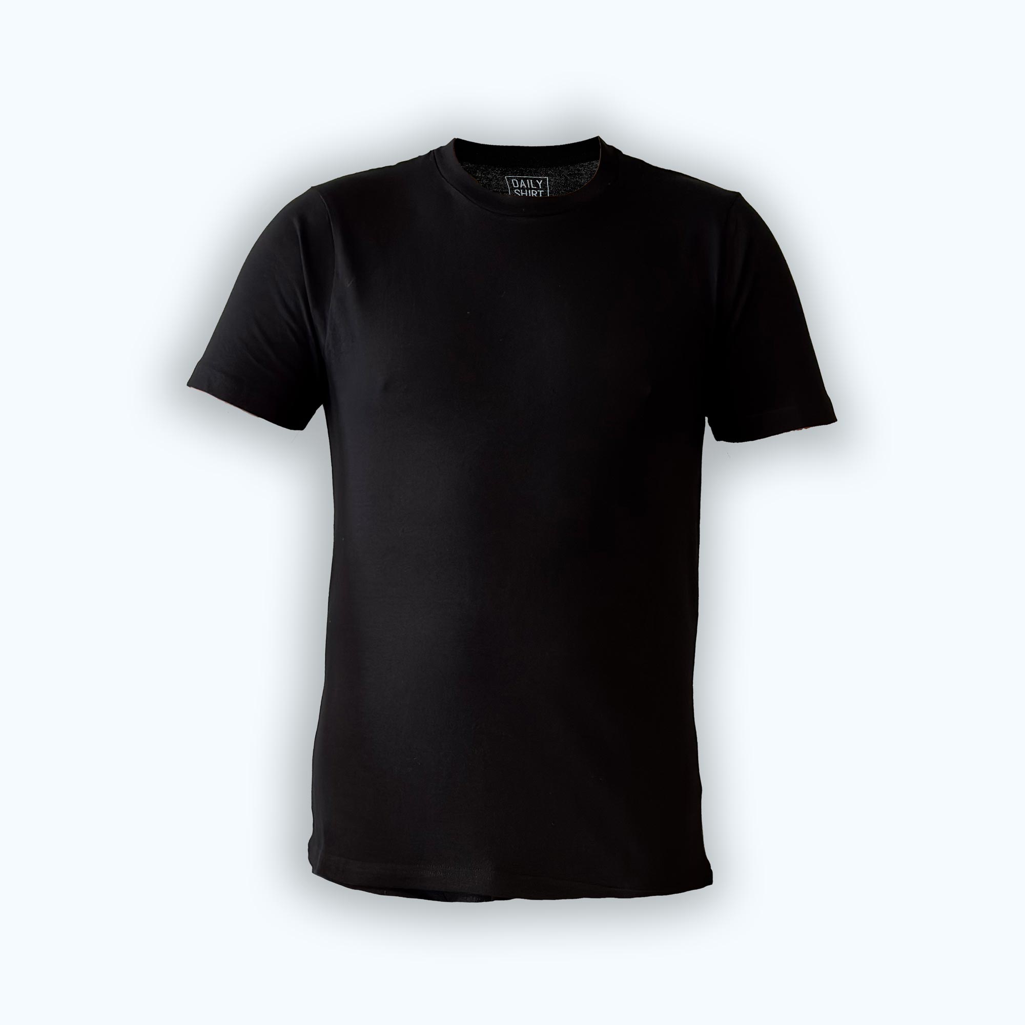 Schwarzes Basic T-Shirt für Herren und Unisex, freigestellt vor weißem Hintergrund – DailyShirt 100 % Baumwolle