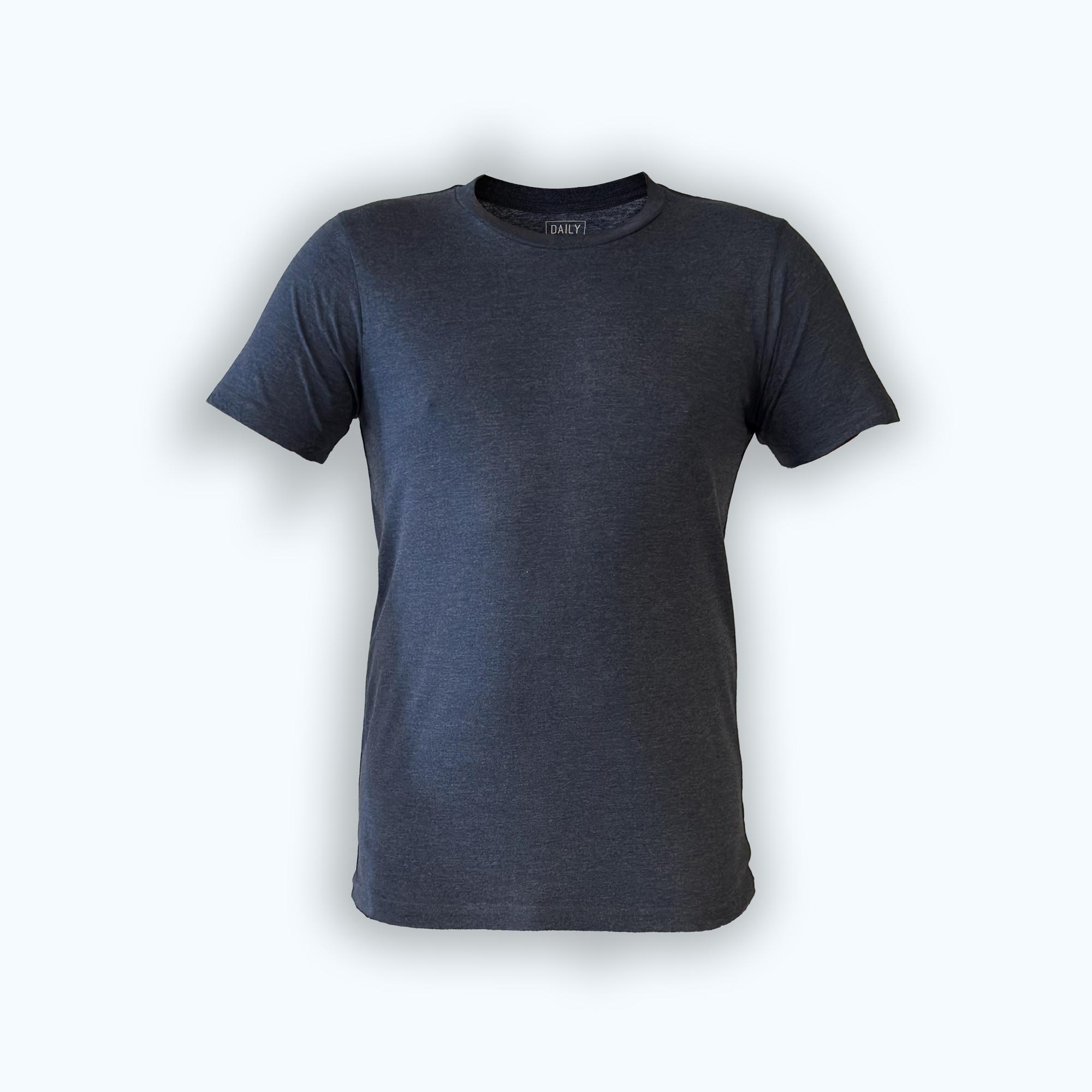 Navy Basic T-Shirt für Herren und Unisex, freigestellt vor weißem Hintergrund – DailyShirt 100 % Baumwolle