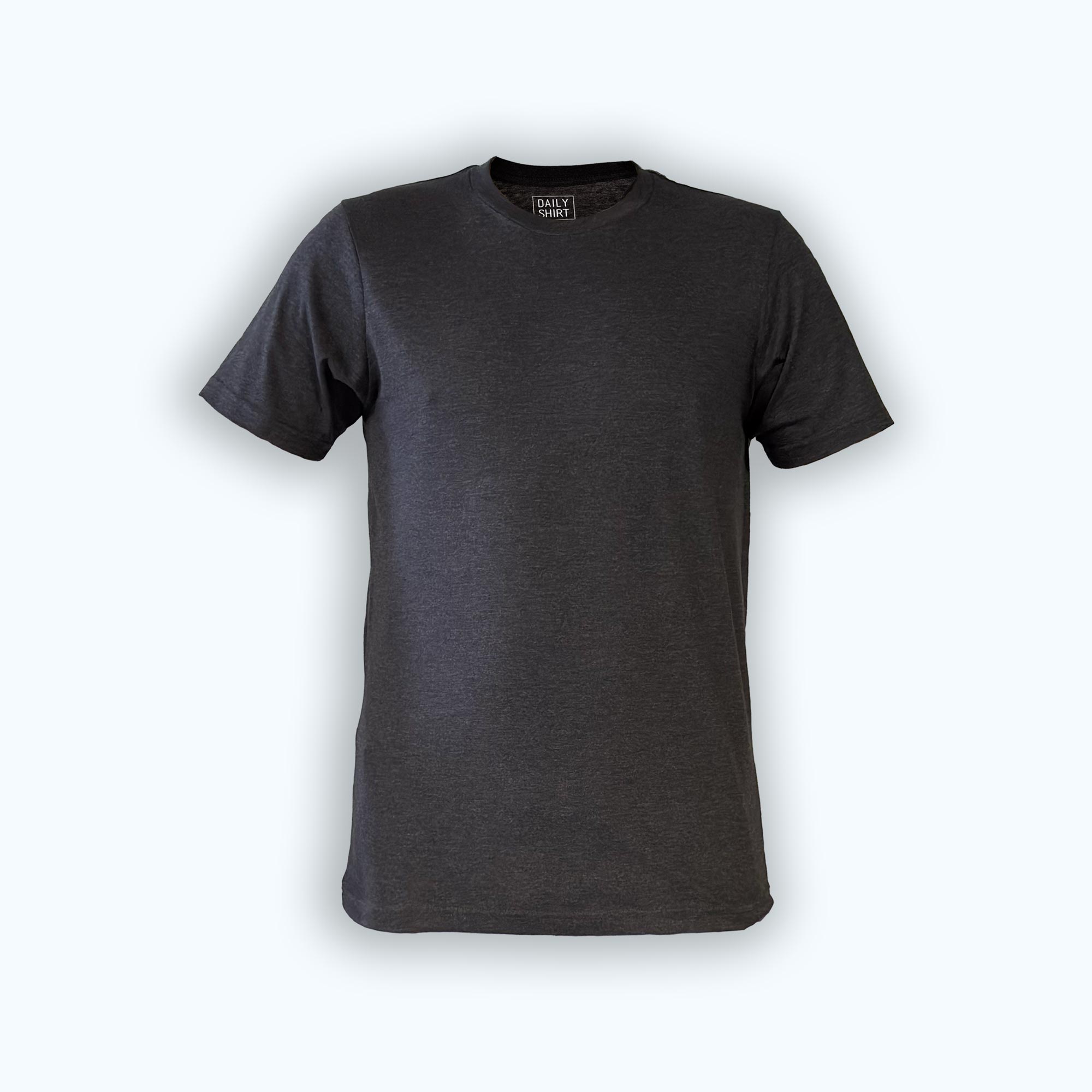 dunkelgraues Basic T-Shirt für Herren und Unisex, freigestellt vor weißem Hintergrund – DailyShirt 100 % Baumwolle