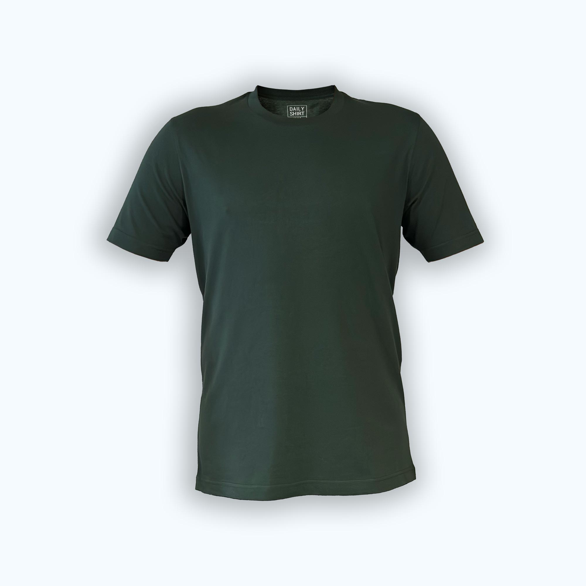 Dunkelgrünes Basic T-Shirt für Herren und Unisex, freigestellt vor weißem Hintergrund – DailyShirt 100 % Baumwolle