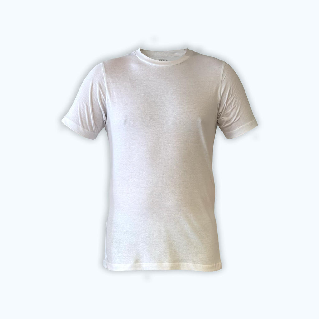 Weisses Basic T-Shirt für Herren und Unisex, freigestellt vor weißem Hintergrund – DailyShirt 100 % Baumwolle