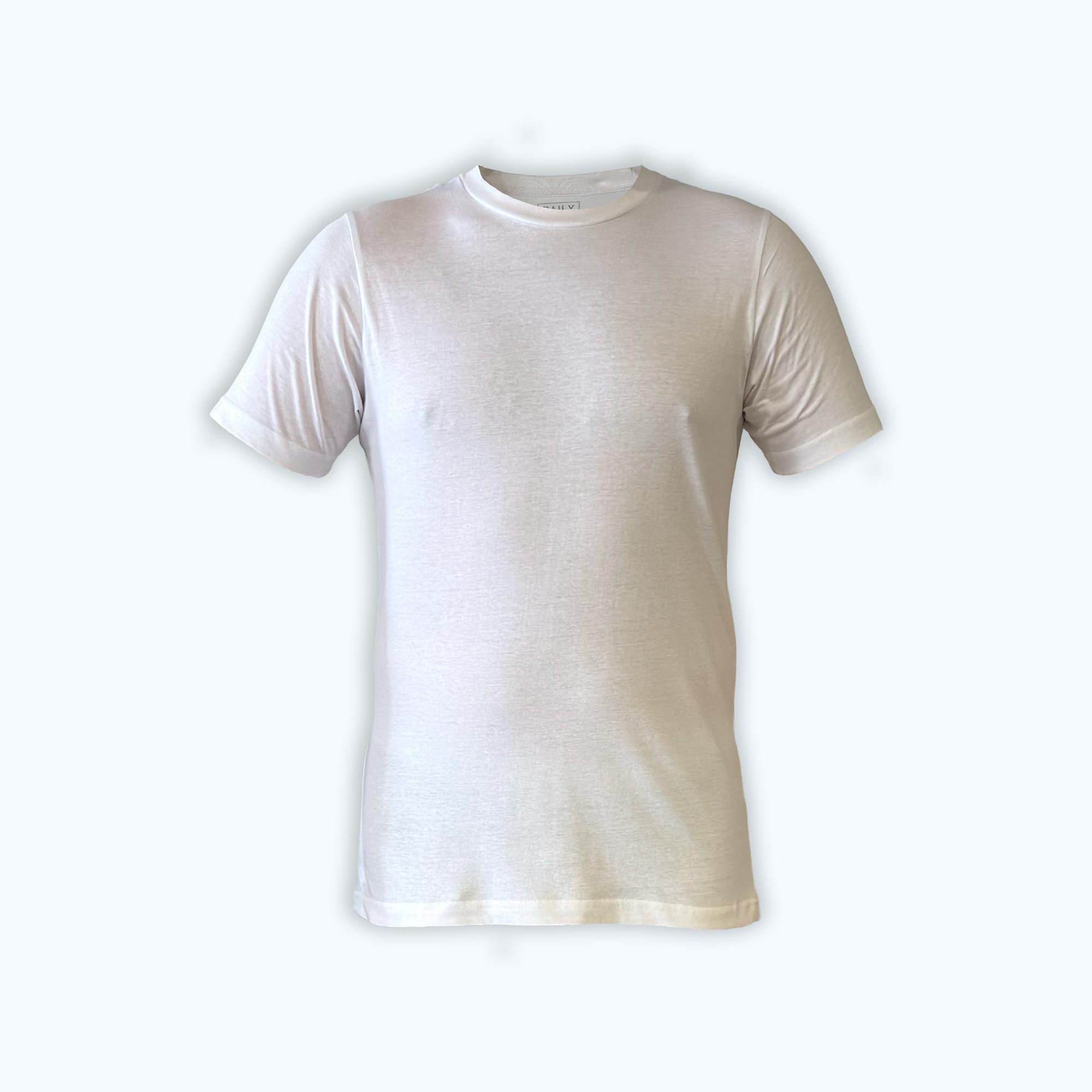 Weisses Basic T-Shirt für Herren und Unisex, freigestellt vor weißem Hintergrund – DailyShirt 100 % Baumwolle